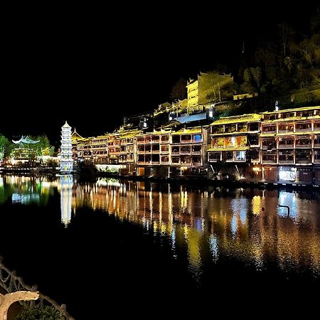 Lqj Riverside Guest House Fenghuang Eksteriør billede