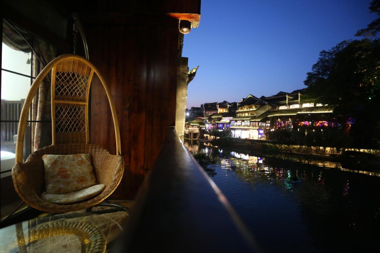 Lqj Riverside Guest House Fenghuang Eksteriør billede