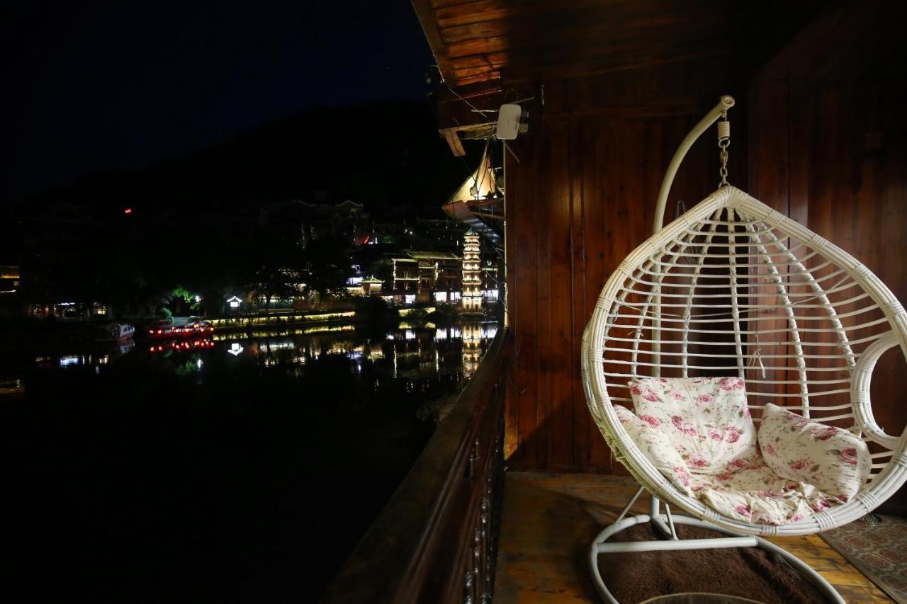 Lqj Riverside Guest House Fenghuang Eksteriør billede