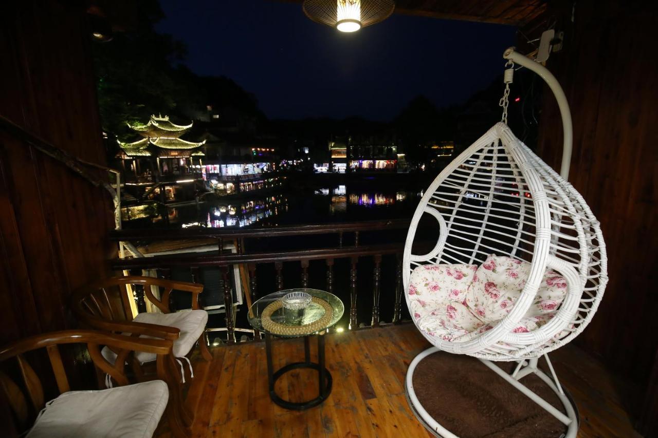 Lqj Riverside Guest House Fenghuang Eksteriør billede