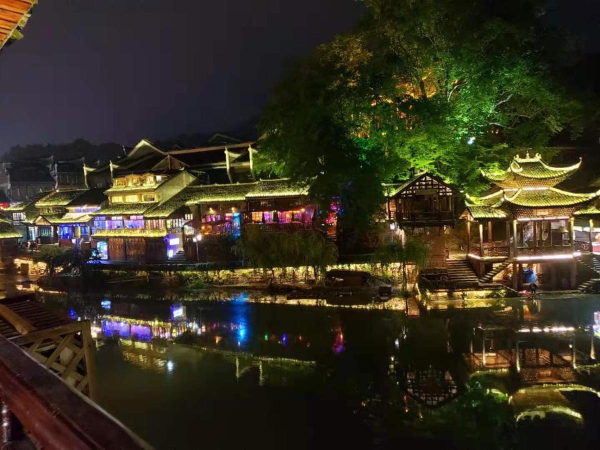 Lqj Riverside Guest House Fenghuang Eksteriør billede