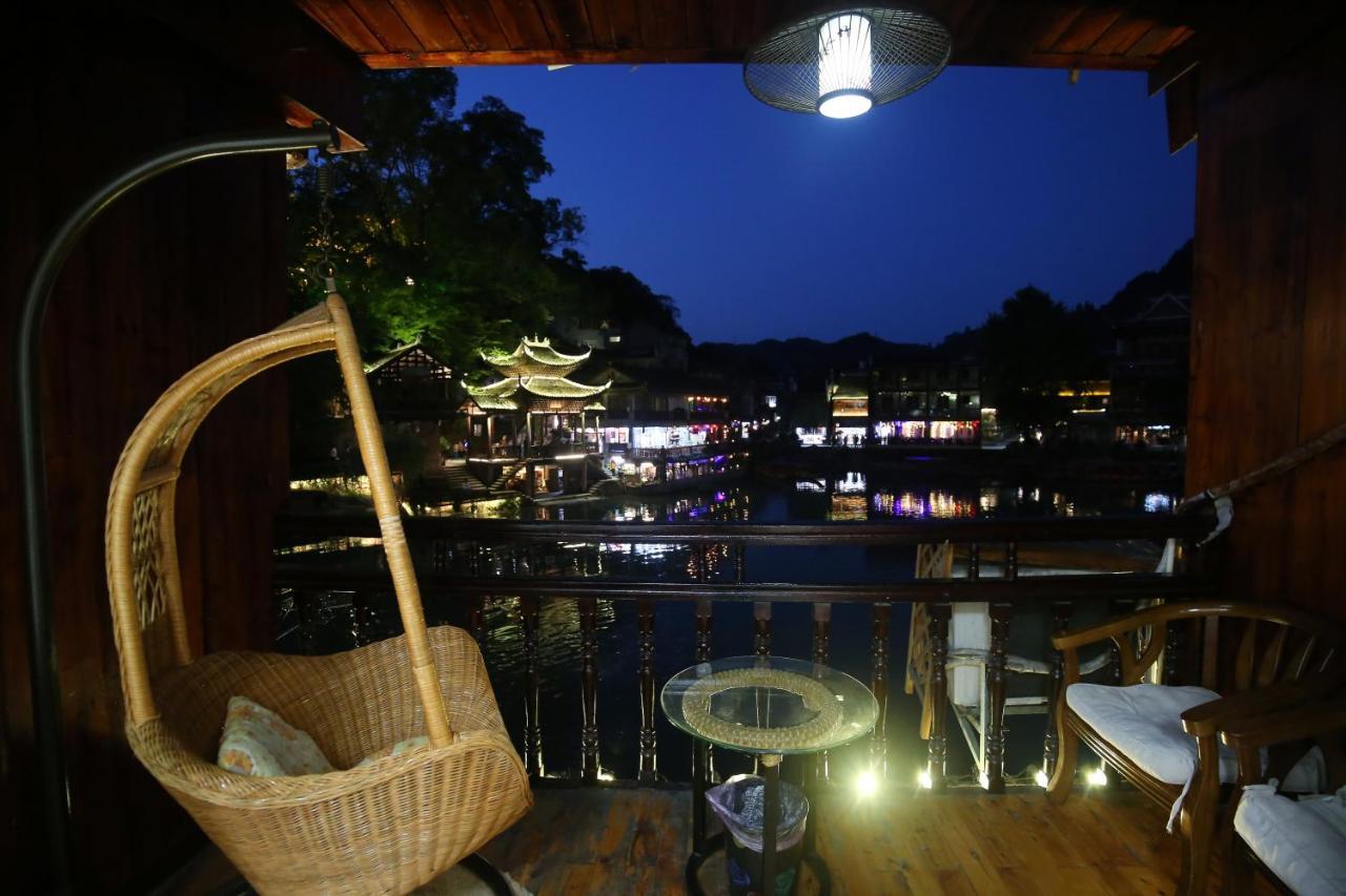 Lqj Riverside Guest House Fenghuang Eksteriør billede