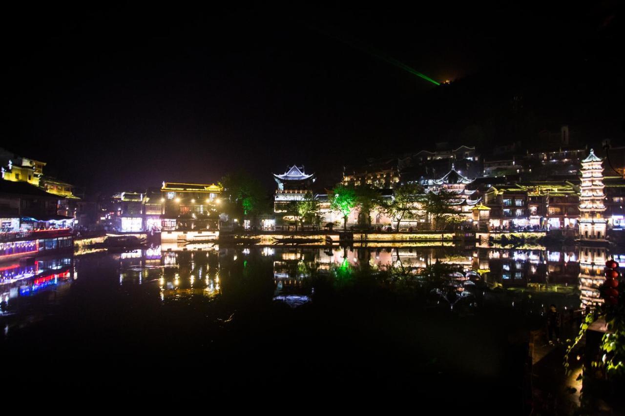 Lqj Riverside Guest House Fenghuang Eksteriør billede