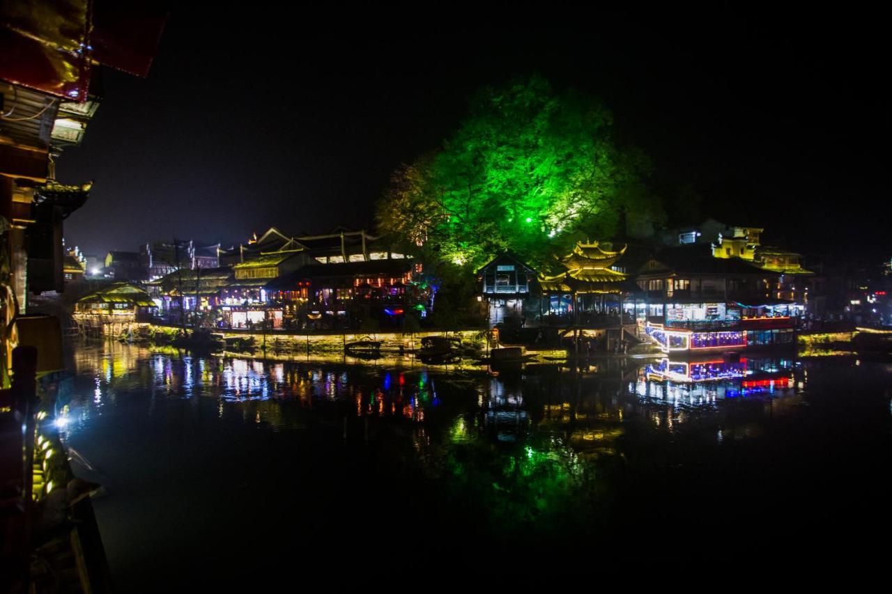 Lqj Riverside Guest House Fenghuang Eksteriør billede