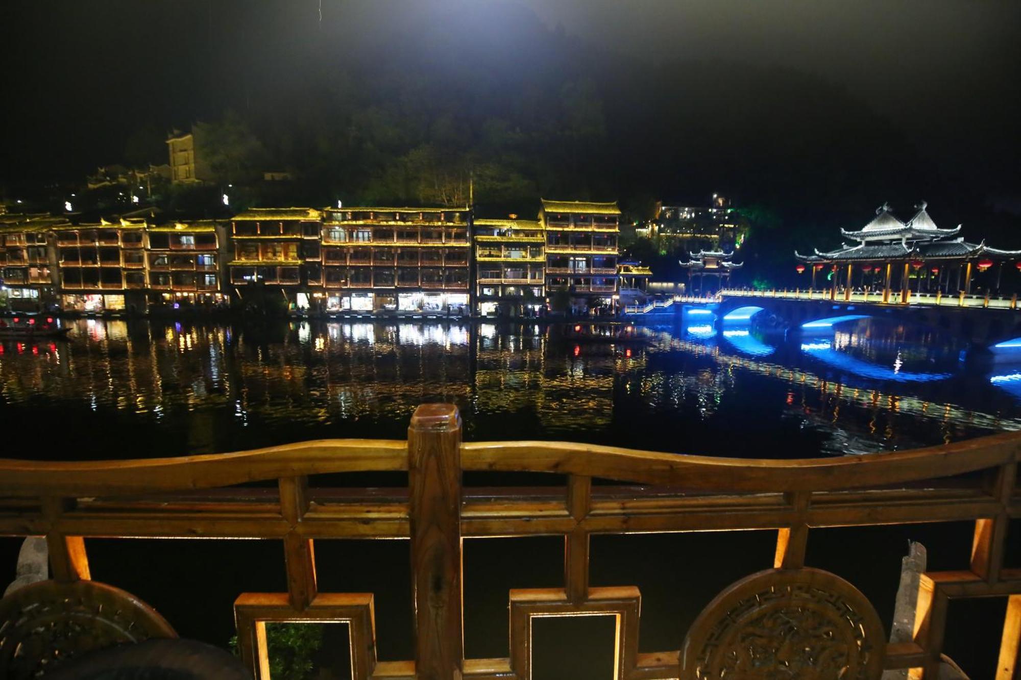 Lqj Riverside Guest House Fenghuang Eksteriør billede