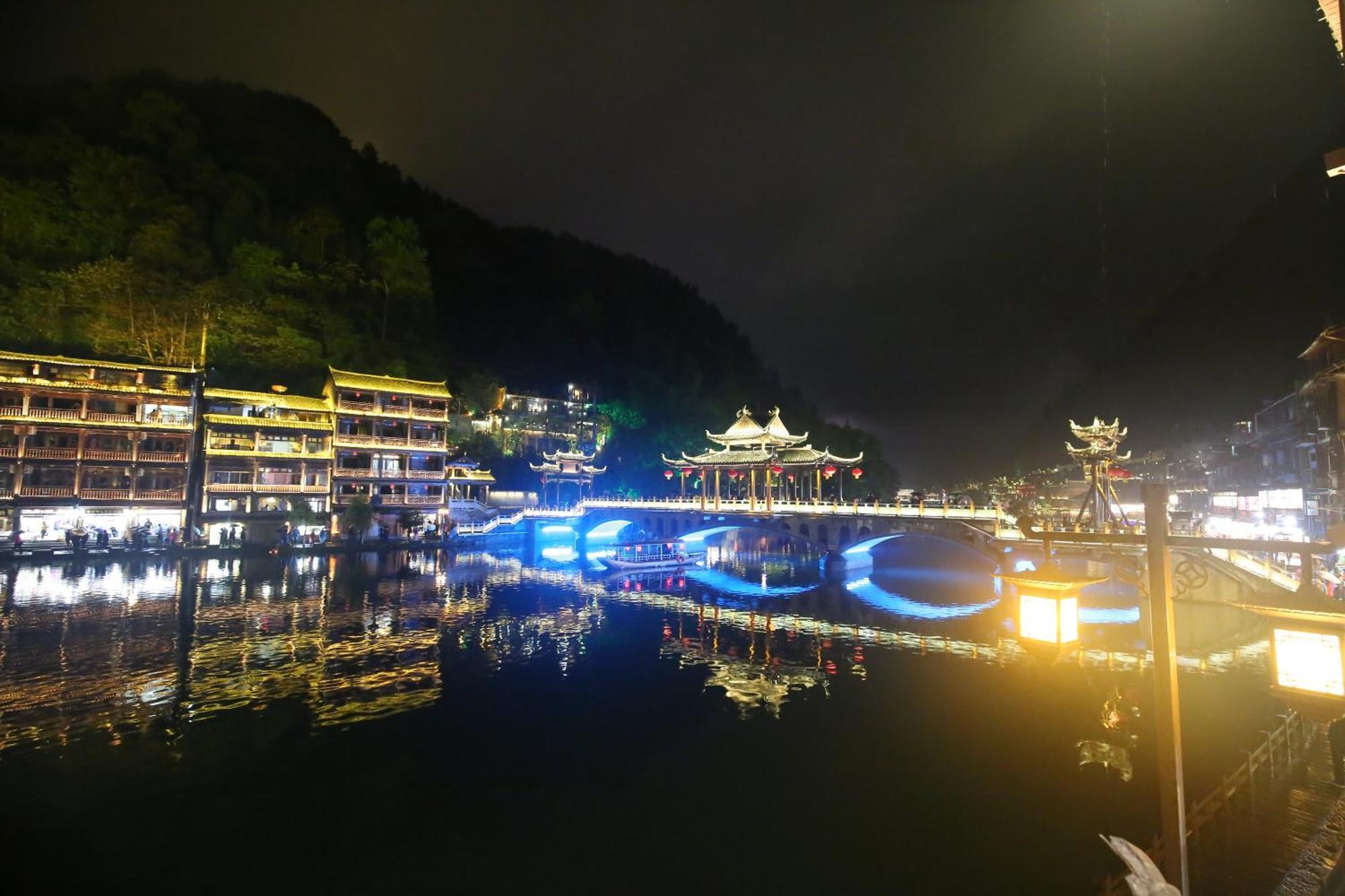 Lqj Riverside Guest House Fenghuang Eksteriør billede