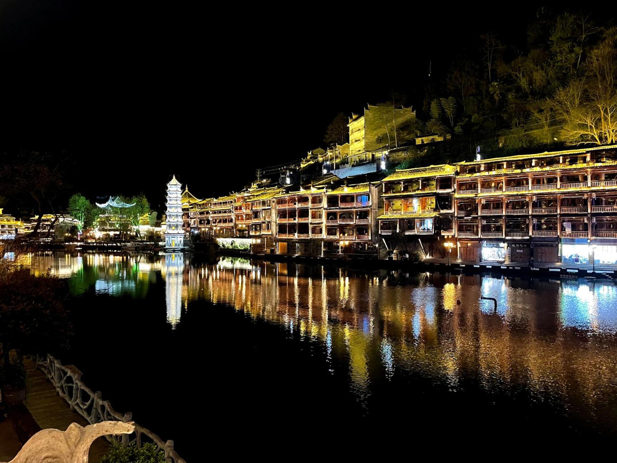 Lqj Riverside Guest House Fenghuang Eksteriør billede