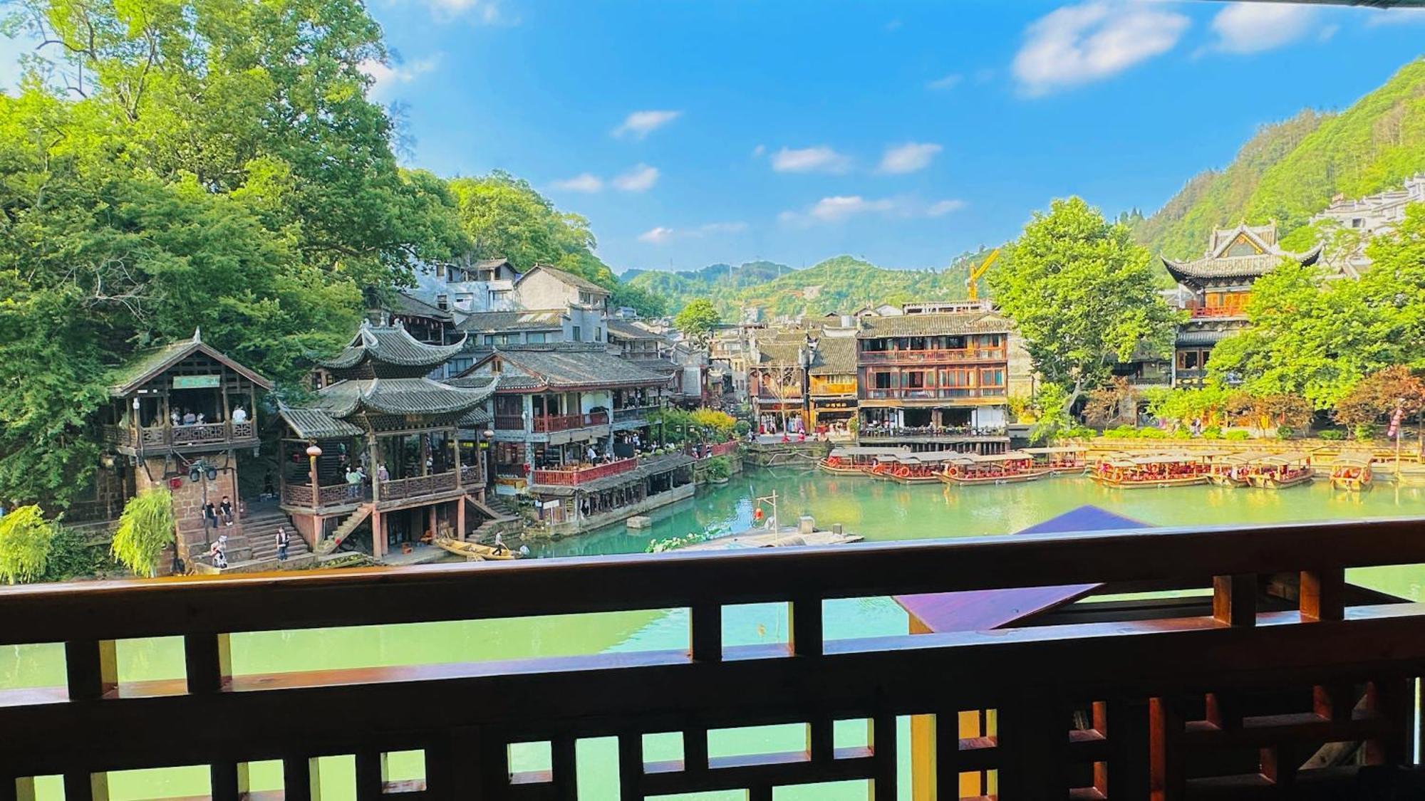 Lqj Riverside Guest House Fenghuang Eksteriør billede