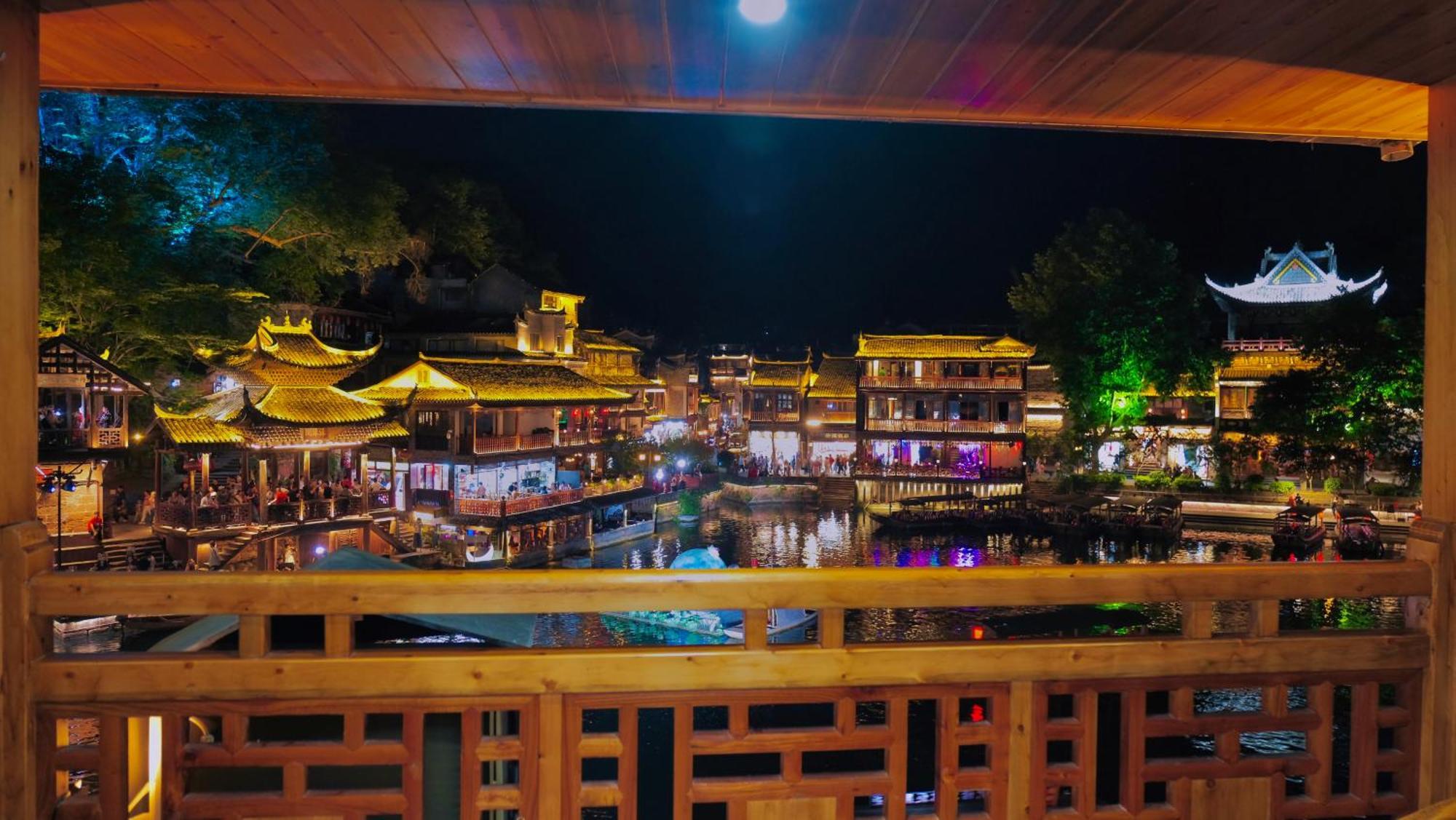 Lqj Riverside Guest House Fenghuang Eksteriør billede