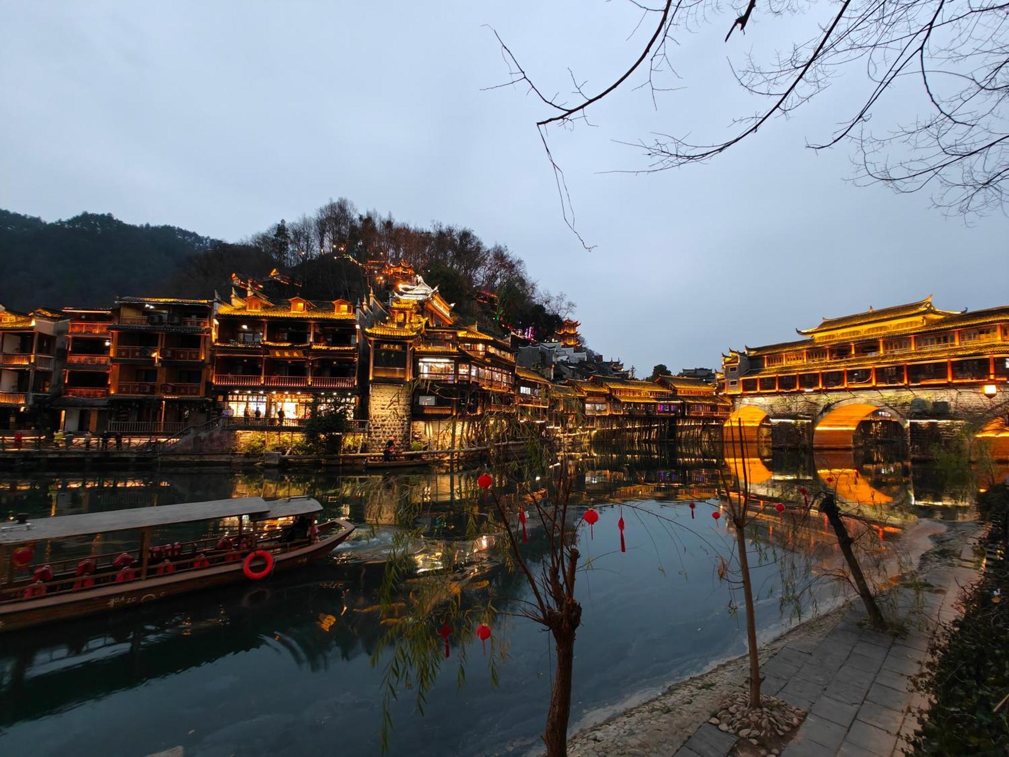 Lqj Riverside Guest House Fenghuang Eksteriør billede