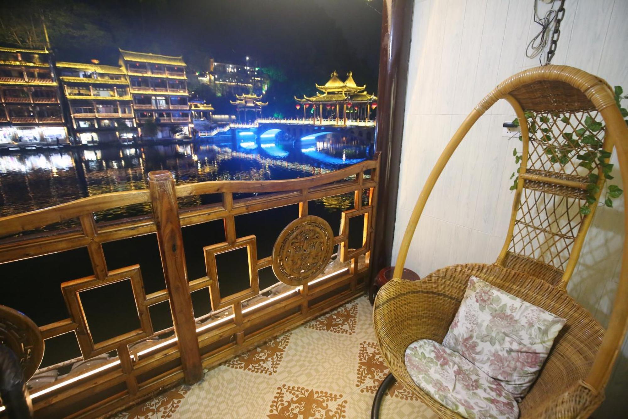 Lqj Riverside Guest House Fenghuang Eksteriør billede