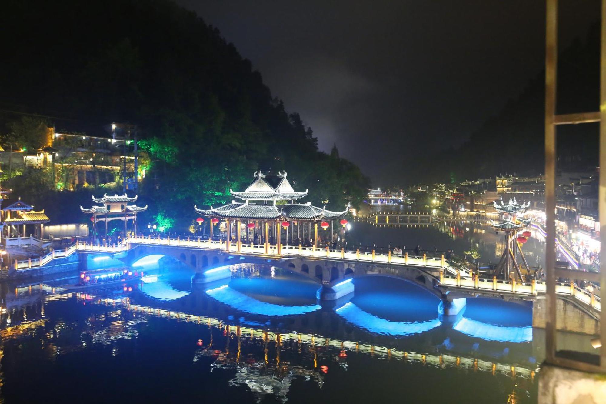 Lqj Riverside Guest House Fenghuang Eksteriør billede