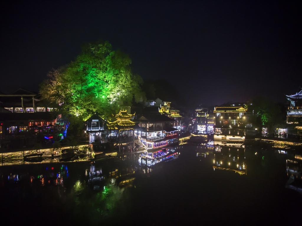 Lqj Riverside Guest House Fenghuang Eksteriør billede
